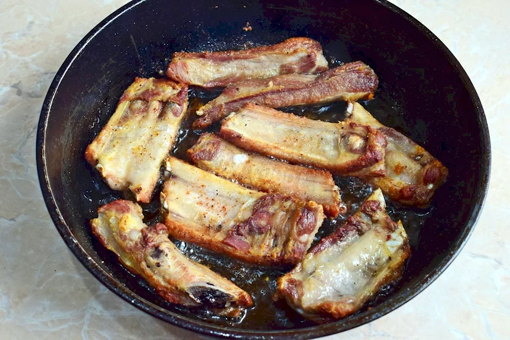 Свиные рёбрышки на сковороде