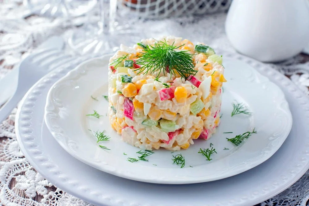 Салат с крабовыми палочками и кукурузой и рисом