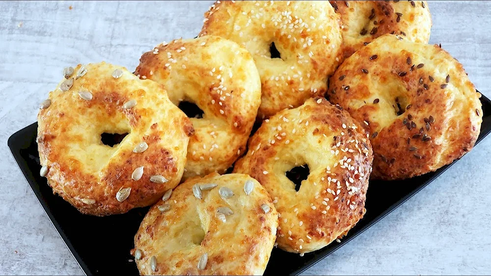 Творожно-сырные бублики с кунжутом