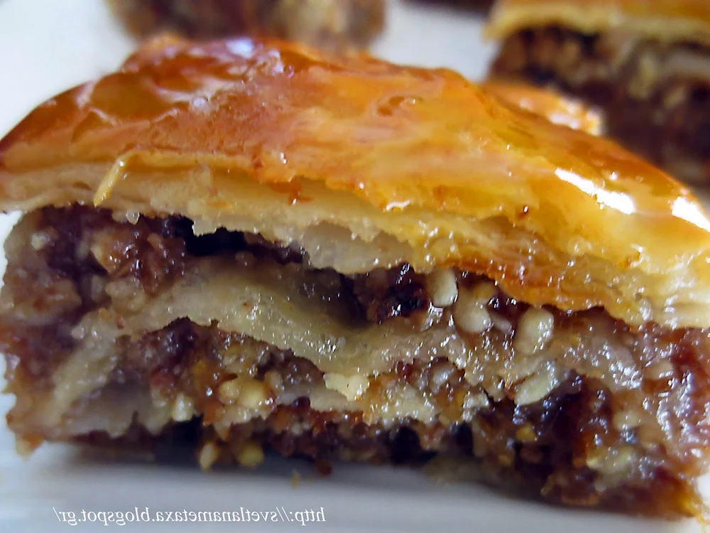 Пирог с изюмом и орехами