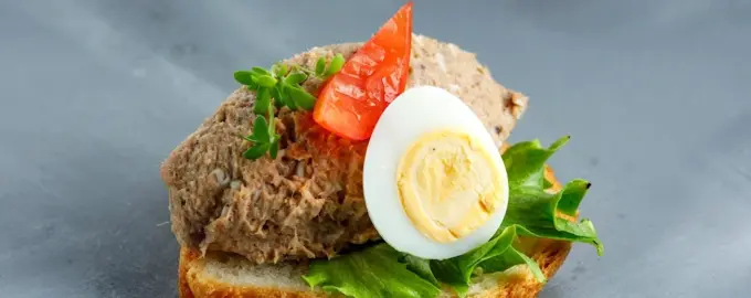Брускетта с тунцом и авокадо