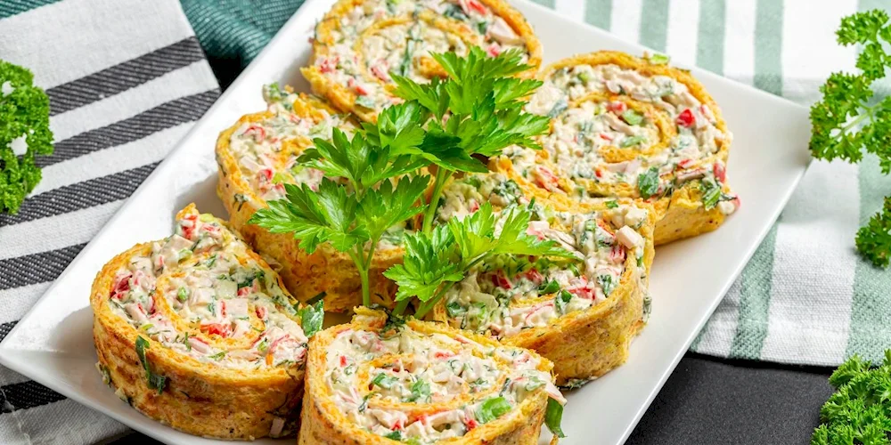 Рулет из омлета с крабовыми палочками