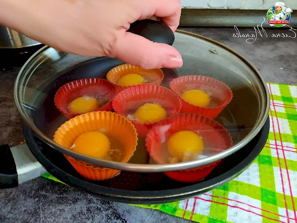 Яйца пашот в силиконовых формочках