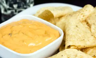 Чипсы начос с сырным соусом