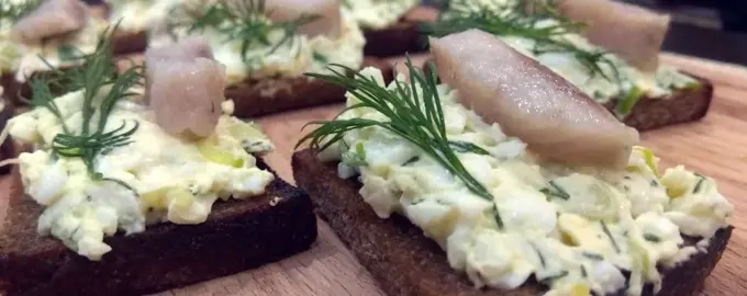 Гренки с яйцом и селёдочкой
