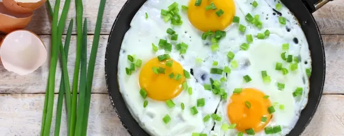 Яичница с зеленым луком