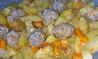 Кабачок тушеный с мясными фрикадельками