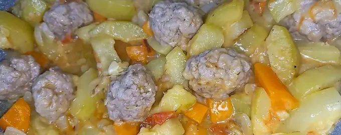 Кабачок тушеный с мясными фрикадельками