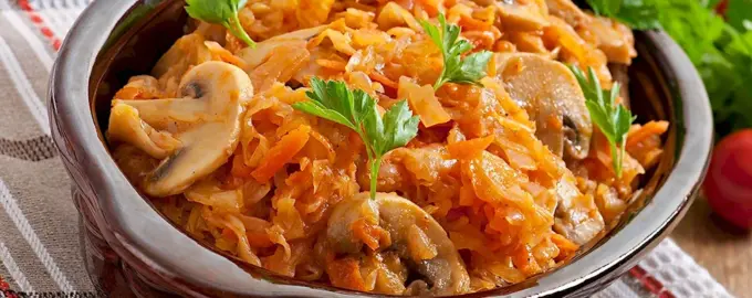 Капуста тушкована з грибами