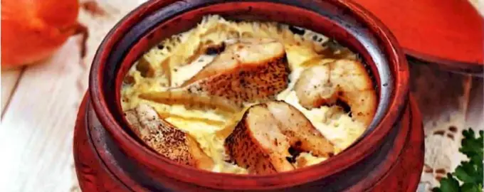 Треска со сметаной и сыром в горшочках